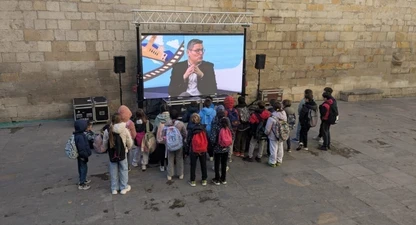 Un grup de nens petits veient uns dels programes de TV realitzats pel CPC Lleida