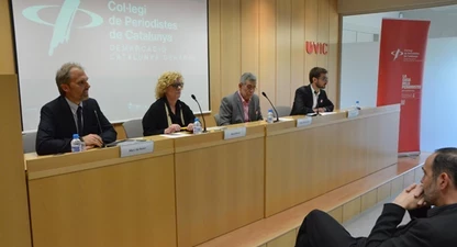 Vista general de la taula de la conferència a Vic