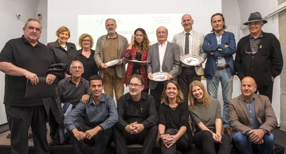 Els guanyadors de les Mosques amb la Junta de Girona i la degana del Col·legi.