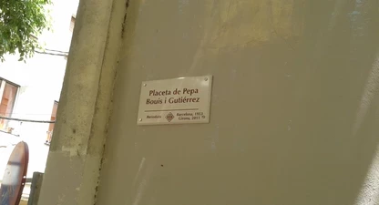 La placa de la plaça dedicada a la Pepa Bouis. 