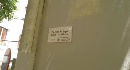 La placa de la plaça dedicada a la Pepa Bouis. 