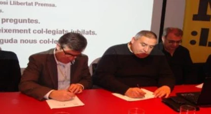 Josep Giralt i Rafa Gimena en el moment de la signatura del conveni. 