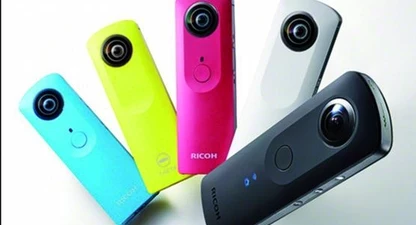 Diferents models de la Ricoh Theta, una càmera de baix cost que permet gravar en 360 graus.