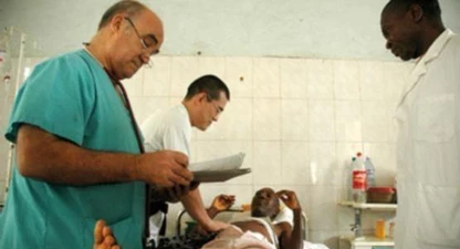 A l'esquerra, Manuel García Viejo, metge espanyol que va morir després d'infectar-se d'ebola. Foto: Jordi Rovira