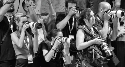 Un grup de fotoperiodistes treballant. 