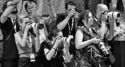 Un grup de fotoperiodistes treballant. 