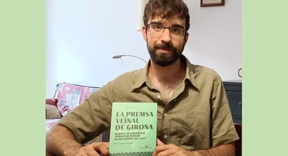 Eloi Camps, amb el seu llibre sobre la premsa veïnal. 