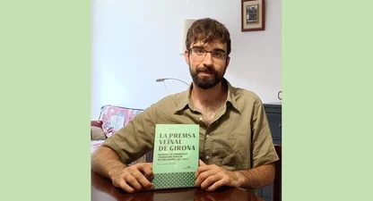 Eloi Camps, amb el seu llibre sobre la premsa veïnal. 