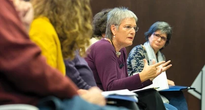 Milagros Pérez-Oliva va participar en la taula rodona on es va debatre sobre l'ètica a la professió