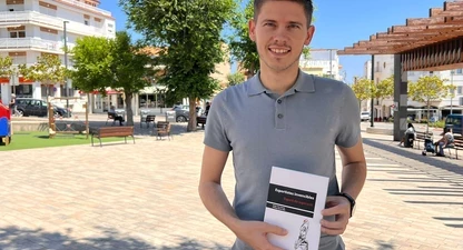 Ivan Garcia amb el seu llibre. 