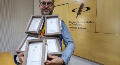 Jordi Mitjà, amb les Mosques que ha creat.