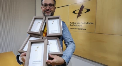 Jordi Mitjà, amb les Mosques que ha creat.