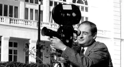 Joan Martí amb la seva càmera Paillard-Bolex H16 filmant en els exteriors de Miramar (Arxiu Joan Martí)