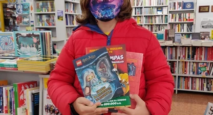 En Joel Piquer, amb els llibres que va elegir a la llibreria 22.