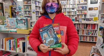 En Joel Piquer, amb els llibres que va elegir a la llibreria 22.