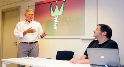 Gonçal Mazcuñán s'adreça a Manel Fontdevila/Foto: Salvador Redó                           