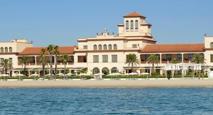 Descobreix un resort únic a primera línia de mar.