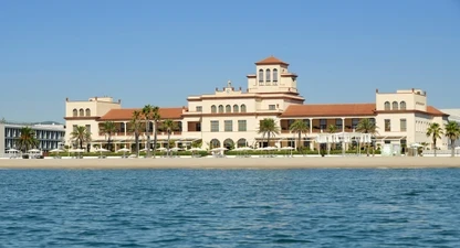 Descobreix un resort únic a primera línia de mar.