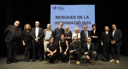 Foto de família de les Mosques de la Informació 2024