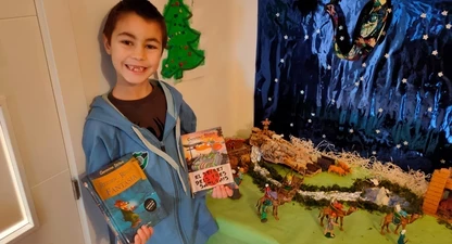 L'Oriol Margelí Cle, guanyador del XIII Concurs de Nadales Periodístiques de Girona, ja ha anat a la Llibreria 22 a escollir els llibres del premi.