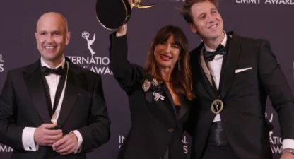 La col·legiada Joanna Pardos i els productors executius Luis Miguel Calvo i Javier Martínez Suárez als Premis Emmy Internacionals 2025.