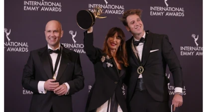 La col·legiada Joanna Pardos i els productors executius Luis Miguel Calvo i Javier Martínez Suárez als Premis Emmy Internacionals 2025.