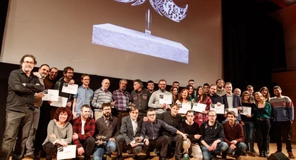 Foto de família dels guanyadors i els finalistes dels Premis Carles Rahola.
