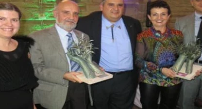 El president del CPC Lleida -al mig- amb els premiats. 