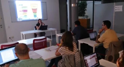 Perspectiva de la sala de formació durant un moment del curs