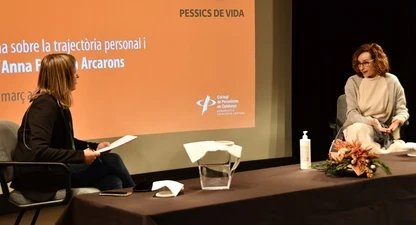 La periodista Queralt Casals (esquerra) i la doctora Anna Forcada.