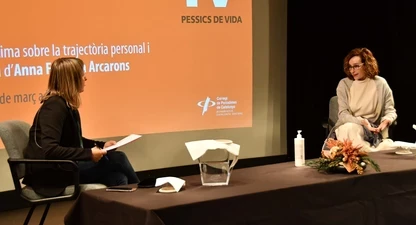 La periodista Queralt Casals (esquerra) i la doctora Anna Forcada.