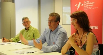 Gonçal Mazcuñán i Enric Badia (al centre), del Col·legi de Periodistes, i Gemma Puig, d'El Galliner