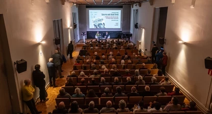 L'aula magna de la Casa de Cultura s'ha omplert a vessar per sentir a Vicent Partal.