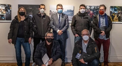 Miquel Noguer i Joan Ventura, amb els fotògrafs que van ser també a la visita