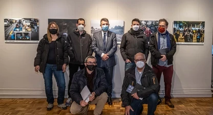 Miquel Noguer i Joan Ventura, amb els fotògrafs que van ser també a la visita