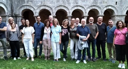 El grup de periodistes, al Claustre de la Catedral de Girona. 