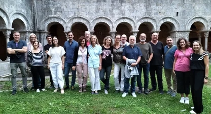 El grup de periodistes, al Claustre de la Catedral de Girona. 