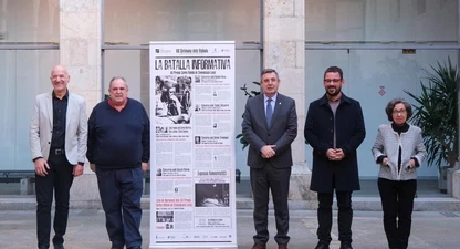 Quim Salvi, Jordi Grau, Miquel Noguer, Lluc Salellas i M.Àngels Prat, amb el cartell de la XII Setmana dels Rahola. 