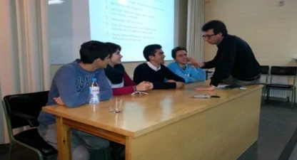Un col·legiat fent el taller de "premsa a les escoles" a l'edició 2014