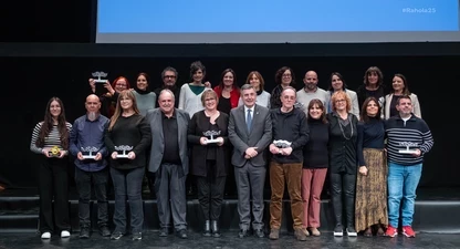 Foto de família dels guanyadors dels XVI Premis Carles Rahola de Comunicació Local.
