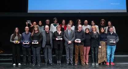 Foto de família dels guanyadors dels XVI Premis Carles Rahola de Comunicació Local.