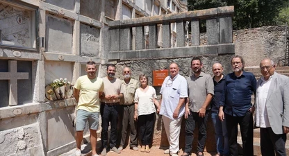 Alguns dels protagonistes de la inauguració de l'Espai memorial Carles Rahola i Llorens al Cementiri Vell de Girona.