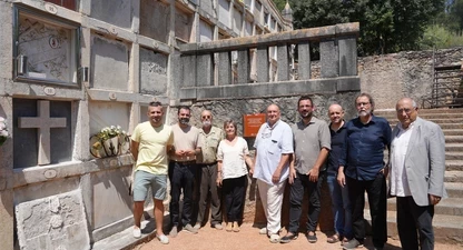 Alguns dels protagonistes de la inauguració de l'Espai memorial Carles Rahola i Llorens al Cementiri Vell de Girona.