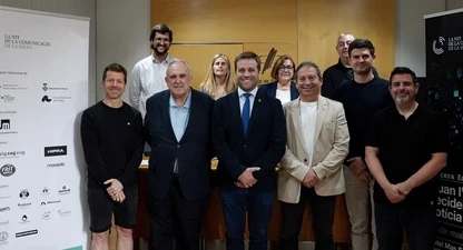 Foto de grup dels organitzadors i col·laboradors de la Nit de la Comunicació de la Selva. 
