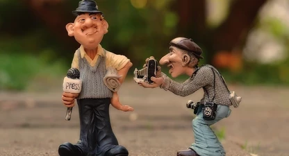 Dos ninots fent de periodistes.