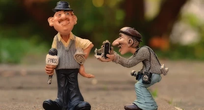 Dos ninots fent de periodistes.