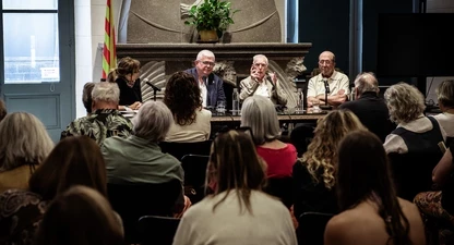 Carme Garcia, Agustí Alcoberro, Jaume Sobrequés i Jaume Guillament, en la conversa. 