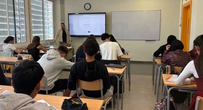 El periodista Dani Perona, en una de les sessions del programa EduMèdia.