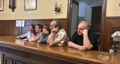 Mar Camps, Tura Soler, Gemma Busquets, Salvador Garcia-Arbós i Jordi Grau, al bar del Casino de Girona.