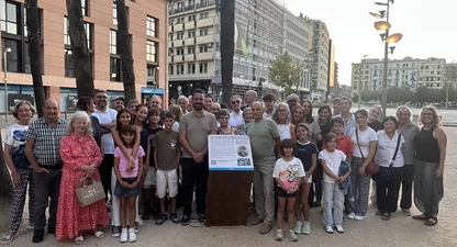 Foto de família dels assistents a l'homenatge a Dàrius Rahola i Llorens. 